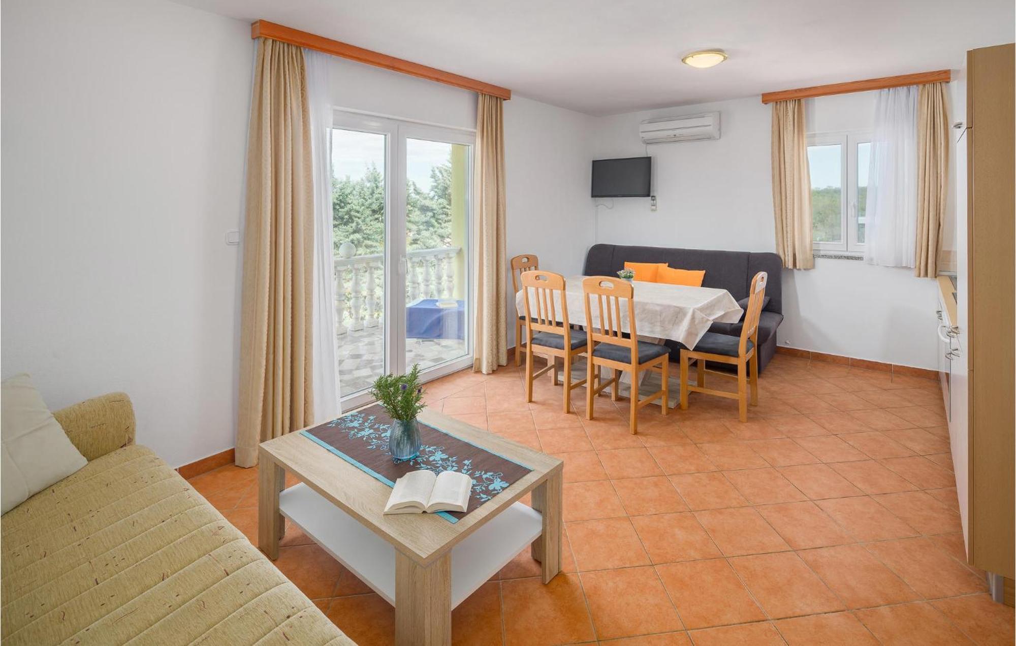 1 Bedroom Beautiful Apartment In Пореч Экстерьер фото