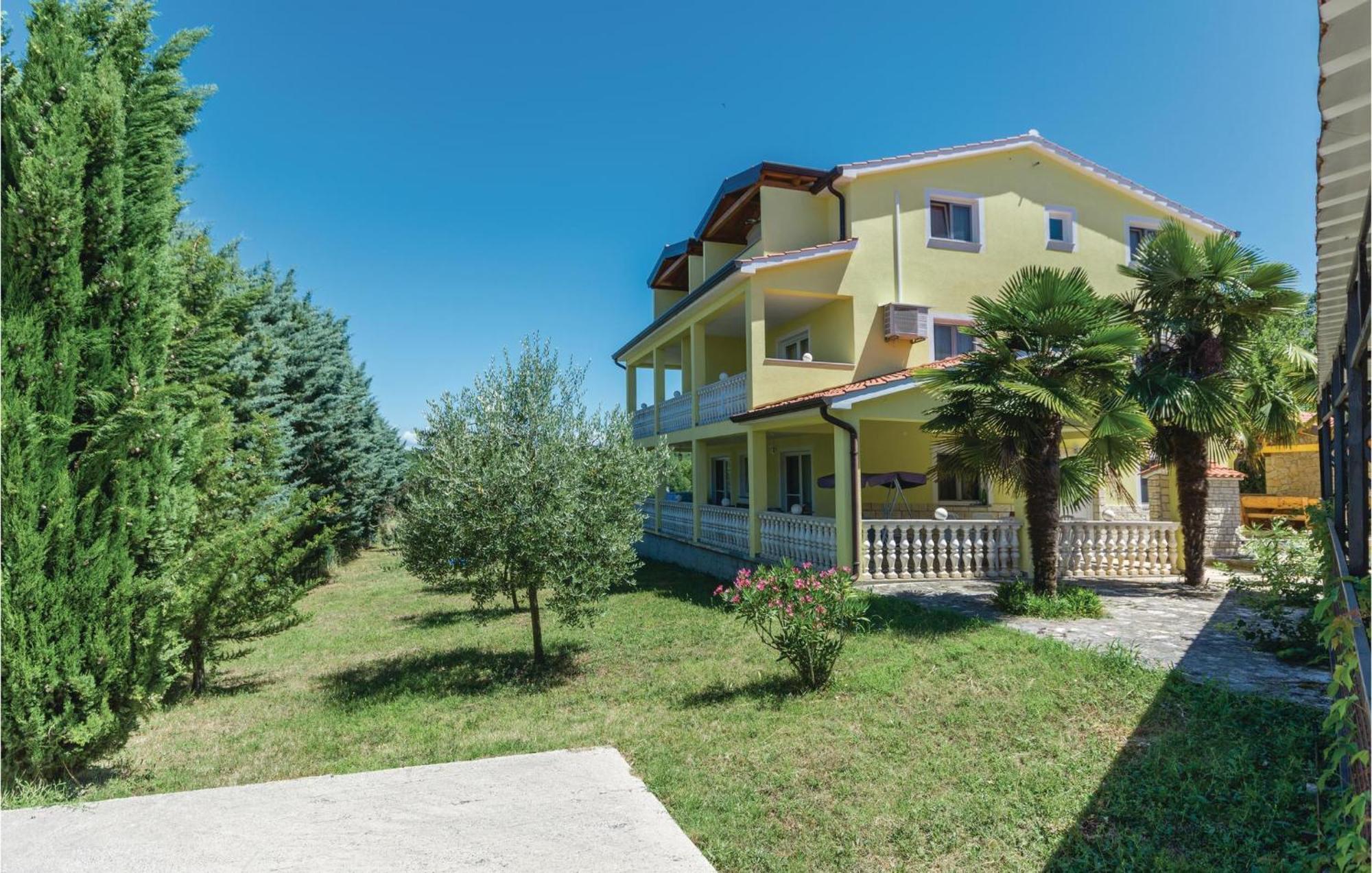 1 Bedroom Beautiful Apartment In Пореч Экстерьер фото